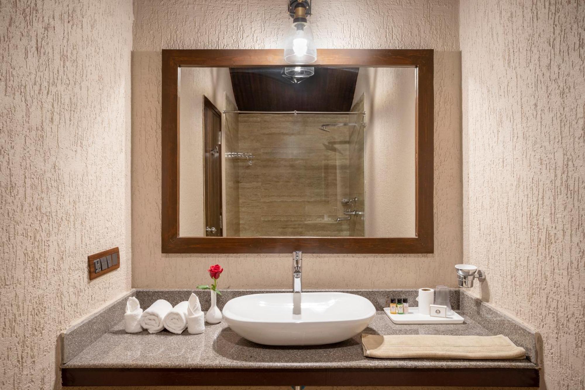 Hotel Stone Wood Premier Gokarna à Gokarna  Extérieur photo