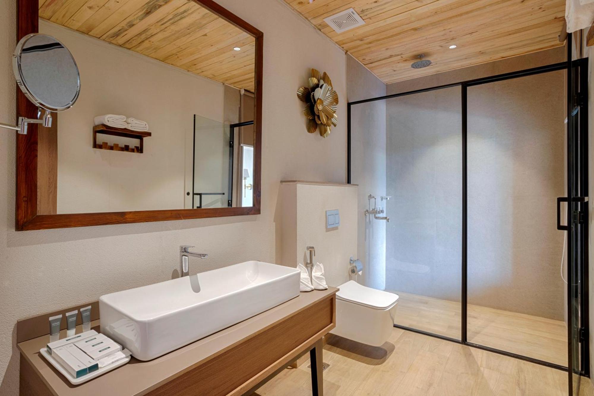 Hotel Stone Wood Premier Gokarna à Gokarna  Extérieur photo